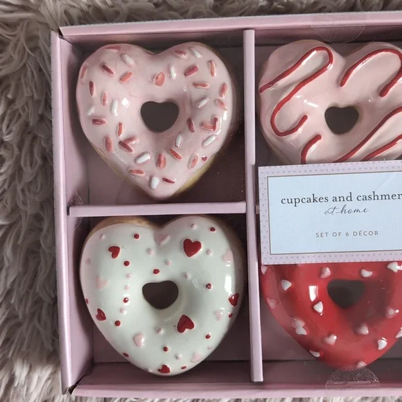 ❌SOLD❌VHTF Cupcakes Cashmere 🍩 Heart Shaped Donut Decor (6 pack) - Picture 2 of 3